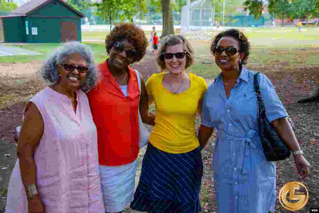 Ma'aikatan Muryar Amurka da iyalansu a filin Quincy Park dake jihar Virginia.