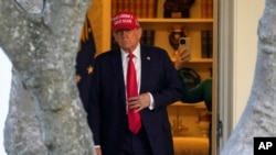 ARCHIVO - El presidente Donald Trump camina desde la Oficina Oval para partir en el Marine One en el jardín sur de la Casa Blanca en Washington, el 28 de febrero de 2025.