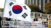 한국 보수단체 회원들이 16일 정부서울청사 앞에서 역사교과서 국정화 지지를 주장하는 기자회견을 하고 있다. 