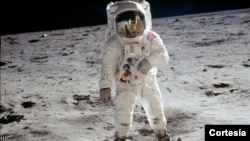 El astronauta Buzz Aldrin camina sobre la superfice de la Luna durante la actividad extravehicular del Apollo 11. [Foto: Cortesía, NASA].