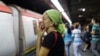 Una mujer se cubre la boca y nariz en una estación del subterráneo en Caracas, Venezuela, el 13 de marzo de 2020.