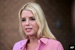 Arhiva - Pam Bondi, bivša generalna tužiteljka Floride, razgovara sa novinarima 18. juna 2024. u Njutaunu, Pensilvanija.
