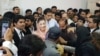 مریم نواز کمرہ عدالت میں داخل ہوئیں تو ان کی سیکیورٹی پر مامور اہلکاروں نے کمرے کی کنڈی لگا دی تاکہ مزید لوگ اندر نہ آ سکیں۔ 