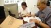 22일 서울 대한적십자사 이산가족 찾기 신청 접수처를 찾은 유시봉 씨가 상봉대상 추가 신청 접수를 하고 있다.