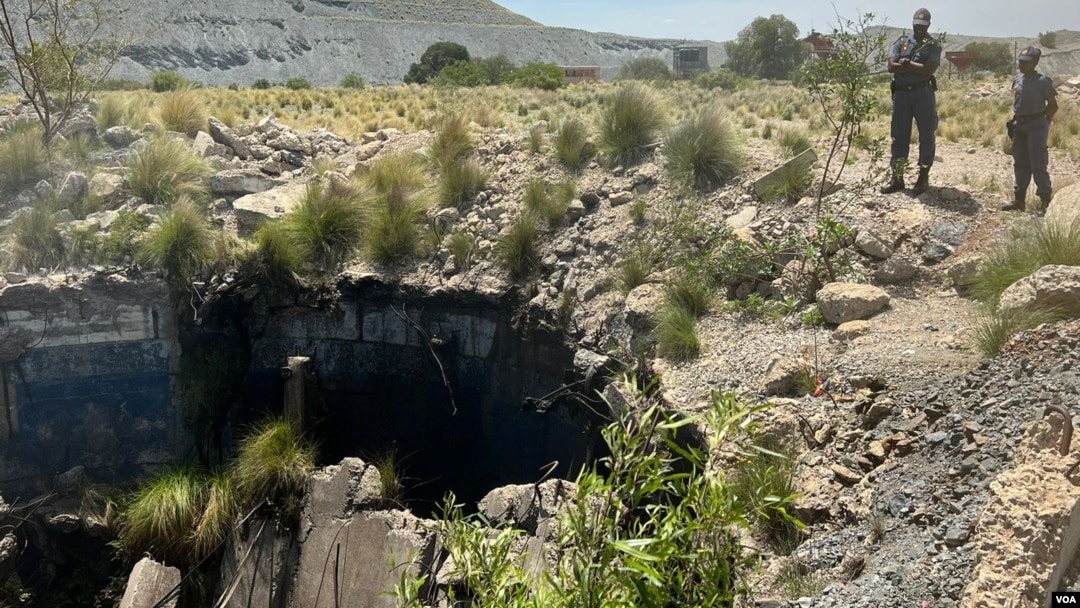 Umgodi okulabantu abanengi abangafuni ukuphuma kuwo kweleSouth Africa. (VOA)