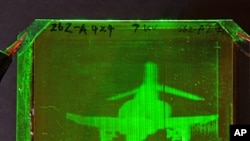 Refractable holographic image of an F-4 Phantom Jet created on a photorefractive polymer at the College of Optics, University of Arizona