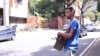 Con una caja de madera a cuestas con una rueda de amolar, José Martín, de 27 años, carga con la tradición familiar. [Foto: VOA]