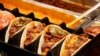 El mercado de La Boquería es el más reconocido de Barcelona. Entre sus productos, ofrece tacos confeccionados con diferentes carnes.