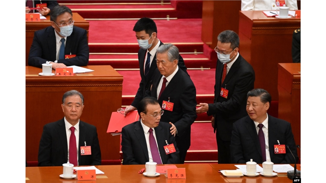 2022年10月22日,在北京人民大會堂舉行的中共二十大閉幕式上,習近平看著前中共總書記胡錦濤被警衛扶著離席時拍了一下中國總理李克強的臂膀。