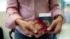 Mariana Elias muestra sus pasaportes español y venezolano en el aeropuerto Simón Bolívar, Venezuela, antes de emigrar a Barcelona, España. 