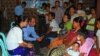 ကချင်ပြည်နယ်၊ မြစ်ကြီးနားမြို့ရှိ ဒုက္ခသည်စခန်းတစ်ခုတွင် ဒုက္ခသည်များနှင့် တွေ့ဆုံနေသော မစ္စတာ ကင်တားနား။ (ဖေဖော်ဝါရီ ၁၅၊ ၂၀၁၃)