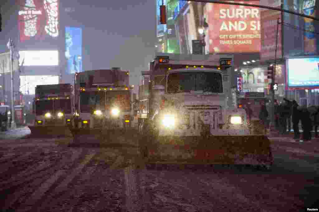 Limpa-neves de Nova Iorque na Times Square, Jan. 2, 2014.