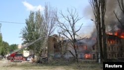 Spasioci rade na lokaciji klinike koja je teško uništena ruskim raketnim udarom, usred ruskog napada na Ukrajinu, u Dnjepru, Ukrajina, 26. maja 2023.