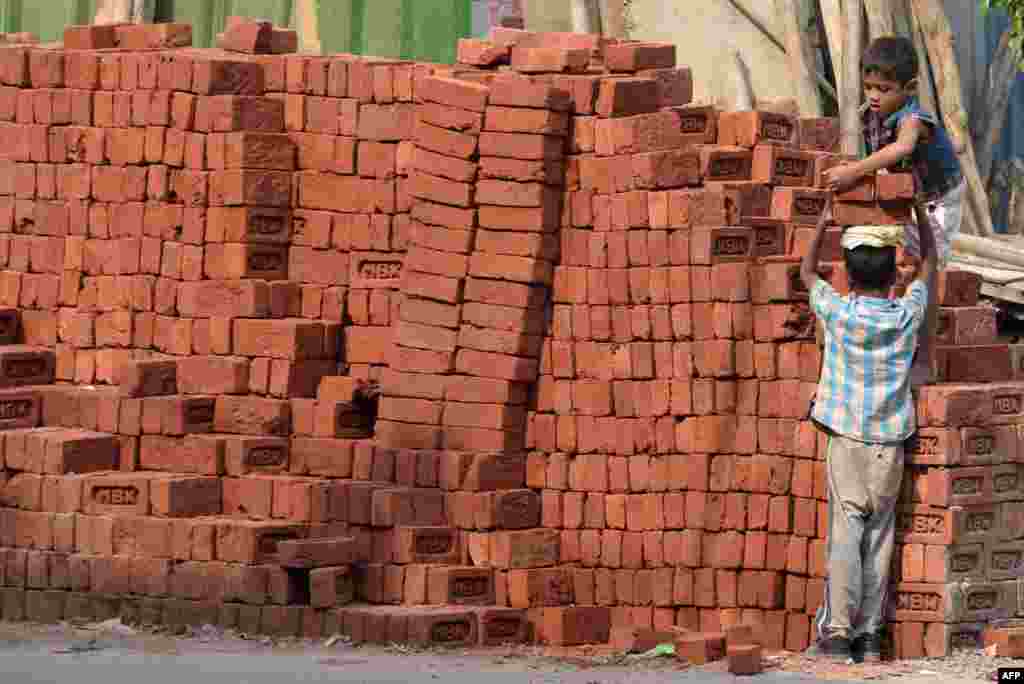 Hoton dake nuna yadda yara ke kwasar bulon kasa a New Delhi ta kasar Indiya