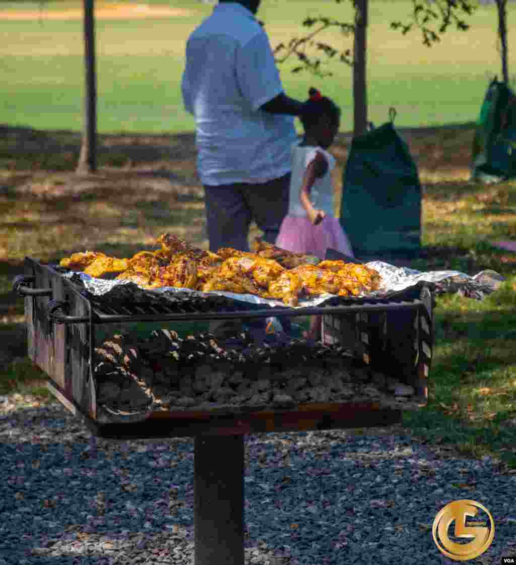 Ma'aikatan Muryar Amurka da iyalansu a filin Quincy Park dake jihar Virginia.