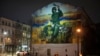 Un mural que forma parte de una galería en Kyiv sobre la invasión rusa.