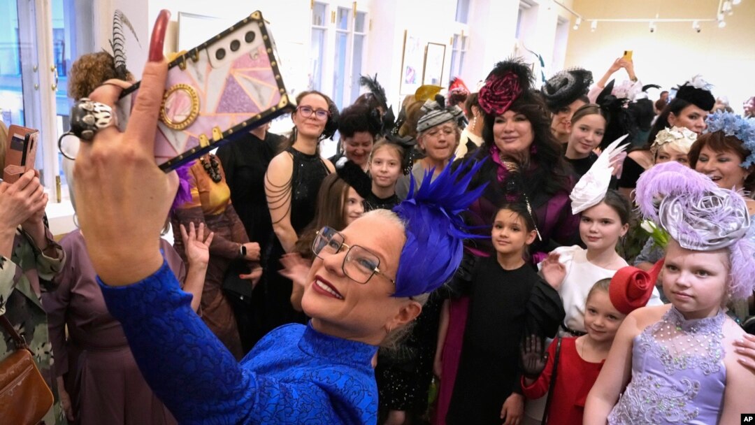 Medam yo pran foto selfie pandan yap patisipe nan yon selebrasyon Jounen Entenasyonal Fanm yo nan St. Petersburg, Larisi, 6 Mas, 2025.