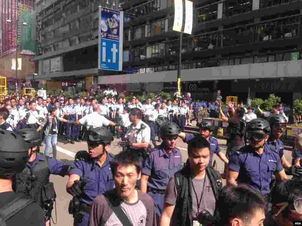 香港警方星期三上午展開強行清場行動(美國之音海彥拍攝)。