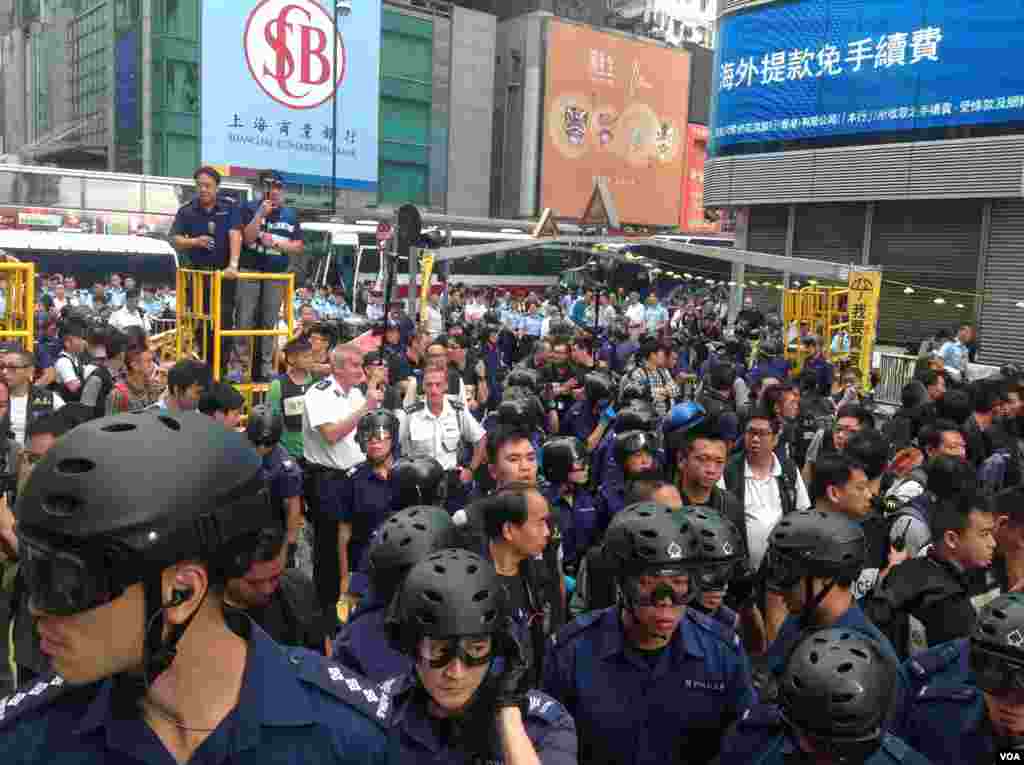 香港警方星期三上午展開強行清場行動(美國之音海彥拍攝)。