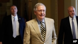 参议院多数党领袖米奇·麦康奈尔公布共和党医保草案后离去（2017年6月22日）