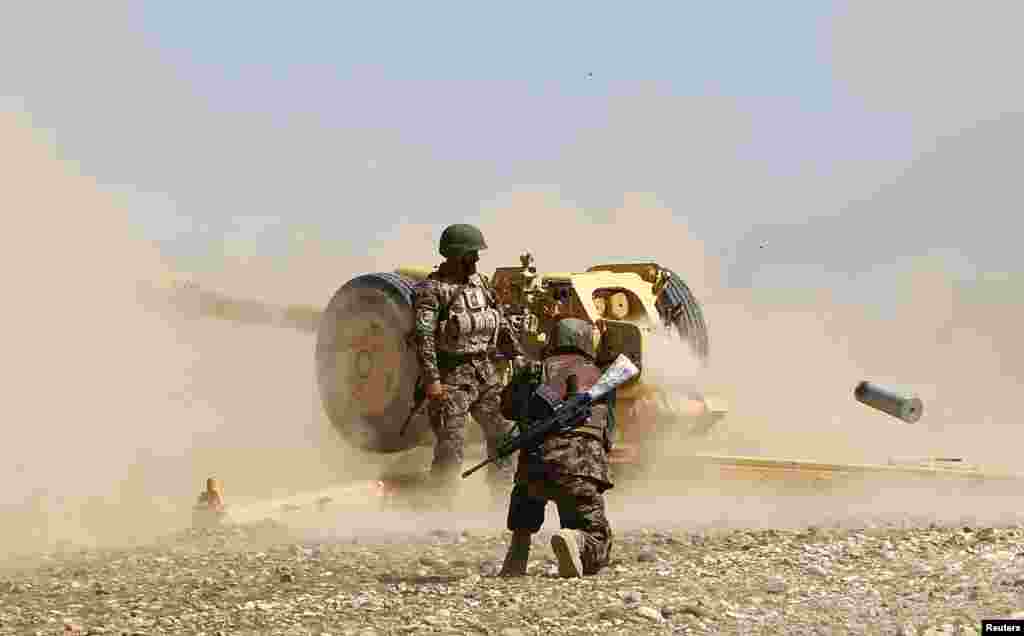 Tentara Nasional Afghanistan melakukan tembakan artileri selama latihan militer di provinsi Laghman.