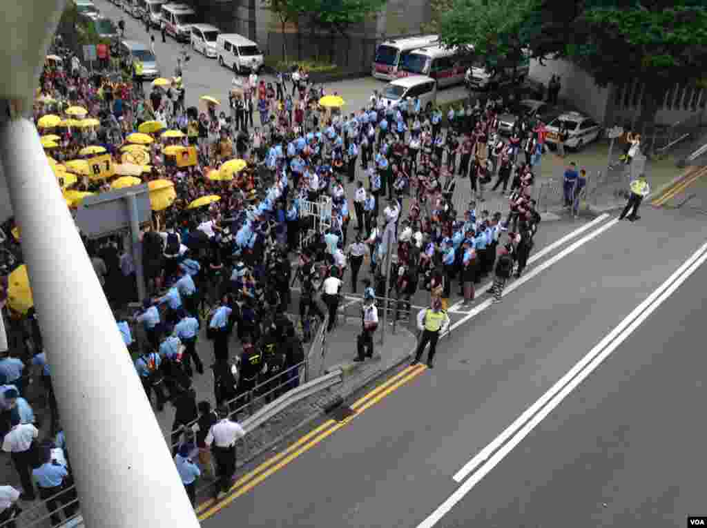港人重返政总纪念雨伞运动一周年（美国之音海彦拍摄）