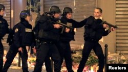 巴黎警察针对一家餐厅附近的可疑车辆采取行动（2015年11月15日）