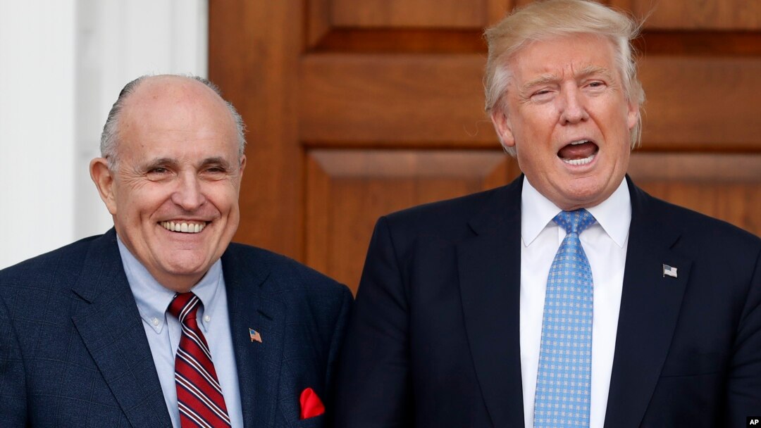 နယူးယောက် မြို့တော်ဝန်ဟောင်း Rudy Giuliani နဲ့ အမေရိကန်သမ္မတ ထရမ့်တို့ ၂၀၁၆က တွေ့ဆုံခဲ့ကြစဉ်က သတင်းဓာတ်ပုံ။