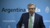 El presidente de Argentina, Alberto Fernández, habla durante una conferencia de prensa anunciando medidas durante el brote del nuevo coronavirus, COVID-19, en la residencia presidencial en Olivos, Buenos Aires.