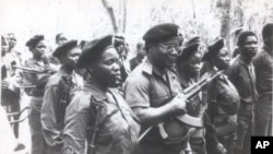Afonso Dhlakama numa foto durante os tempos da guerrilha