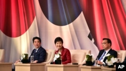 2015年11月1日韩国总统朴槿惠(中)、日本首相安倍晋三（左）和中国总理李克强在首尔出席商业峰会