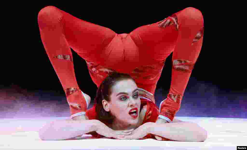 'Manusia karet' Nina Burri melakukan latihan sebelum pertunjukan Circus di kota Rapperswil, sebelah timur Zurich, Swiss.
