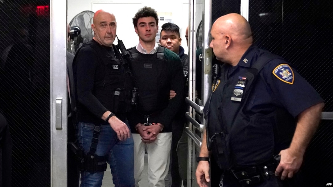 Luiđi Manđone dolazi u sud na Menhetnu u pratnji policije, 21. februar 2025. (TIMOTHY A. CLARY / AFP)