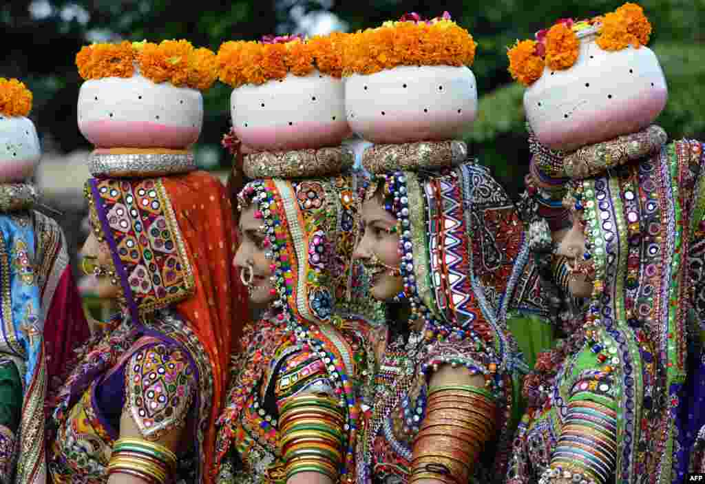 Para penari perempuan India siap menyambut festival Hindu 'Navaratri' di Ahmedabad.