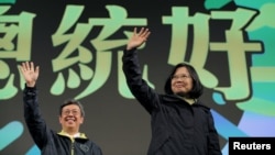 新當選的台灣總統、民進黨主席蔡英文向慶祝勝利的選民們揮手致意。