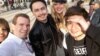 Lexis Mazerski (kiri) bersama penyanyi dangdut Thomas Djorghi (dua dari kiri) dalam sebuah acara dangdut di Los Angeles. (Foto: courtesy)