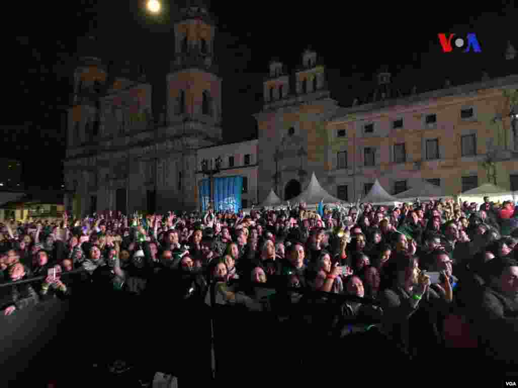 En la histórica Plaza de Bolívar, en el centro de Bogotá, casi 4.400 personas encendieron una luz, a través de pulseras de neón, rompiendo el récord Guinness. Foto: Karen Sánchez, VOA. Foto: Karen Sánchez, VOA.