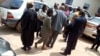 Les avocats et l’assistance dans la cour du tribunal militaire lors de l'audience criminelle spéciale de deux leaders de la contestation anglophone, à Yaoundé, Cameroun, 7 juin 2017.
