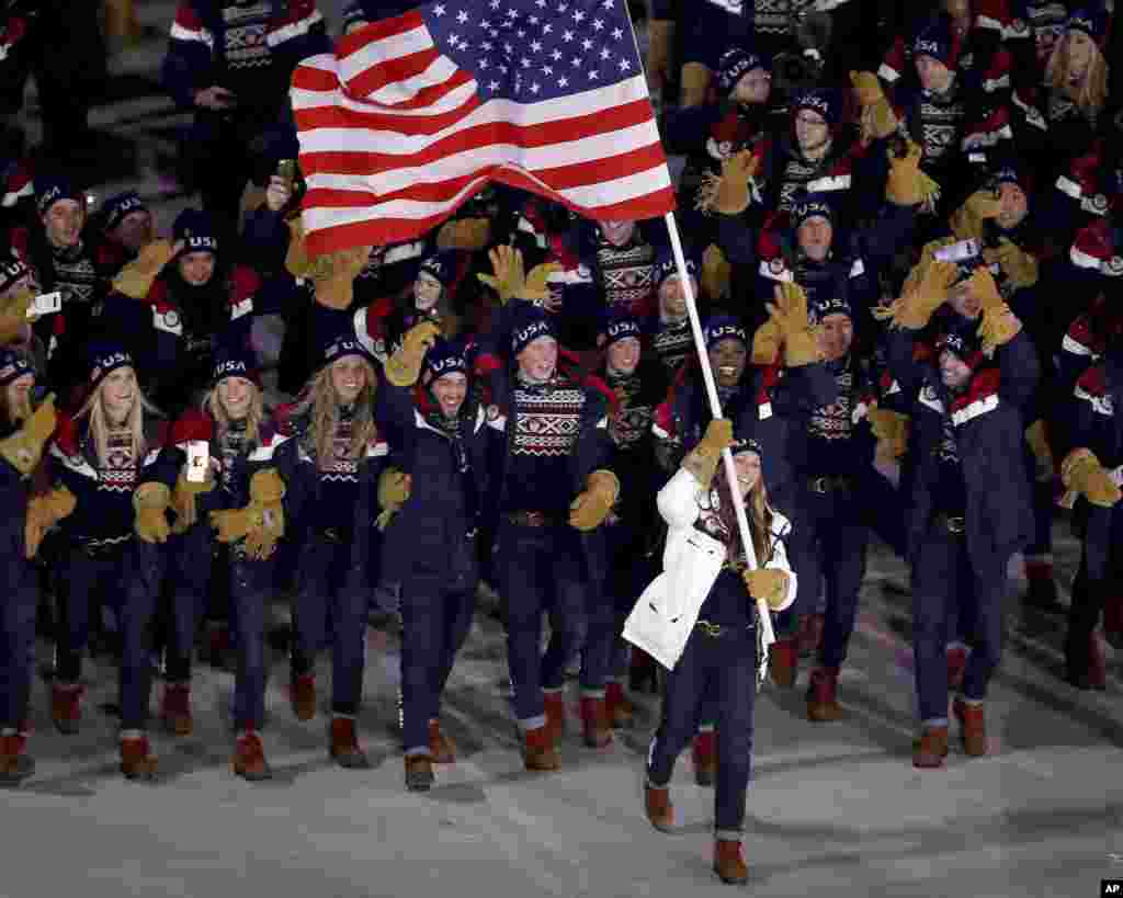 2018年2月9日在韩国平昌举行的2018年冬奥会开幕式上,美国队入场,艾琳·哈姆林举着美国国旗。美国有242名运动员参加平昌冬奥会,这是历届冬奥会参赛国家中人数最多的运动队。此前历次冬奥会美国队总共获得了96枚金牌, 这次奥运,迄今又荣获5面金牌。