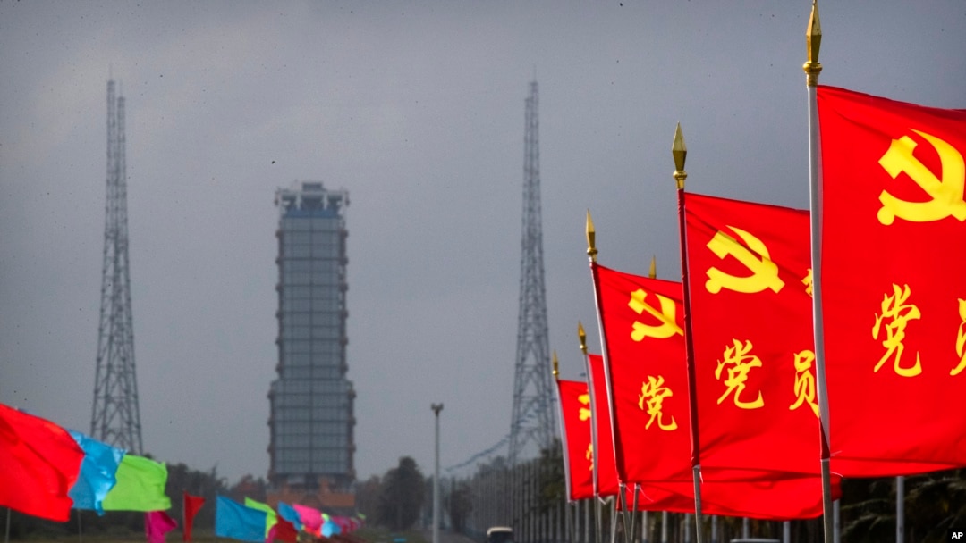 海南文昌航天发射基地中共党旗在风中飘扬。