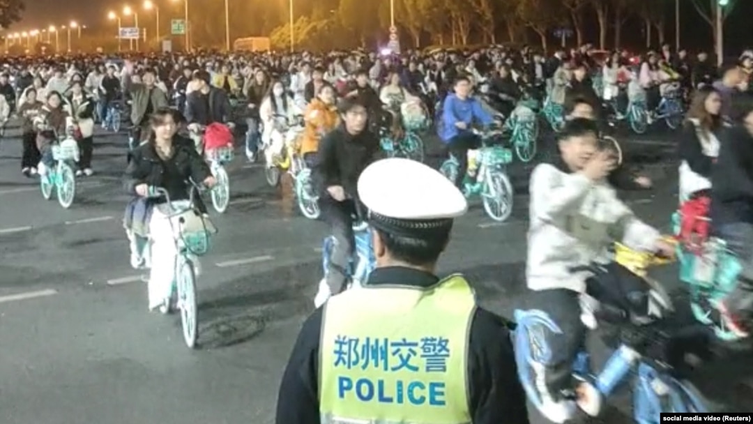 中國數千名學生騎自行車前往河南開封尋找湯包，導致鄭州的一條高速公路被堵塞。 (截圖來自2024年11月9日發布的社群媒體影片）