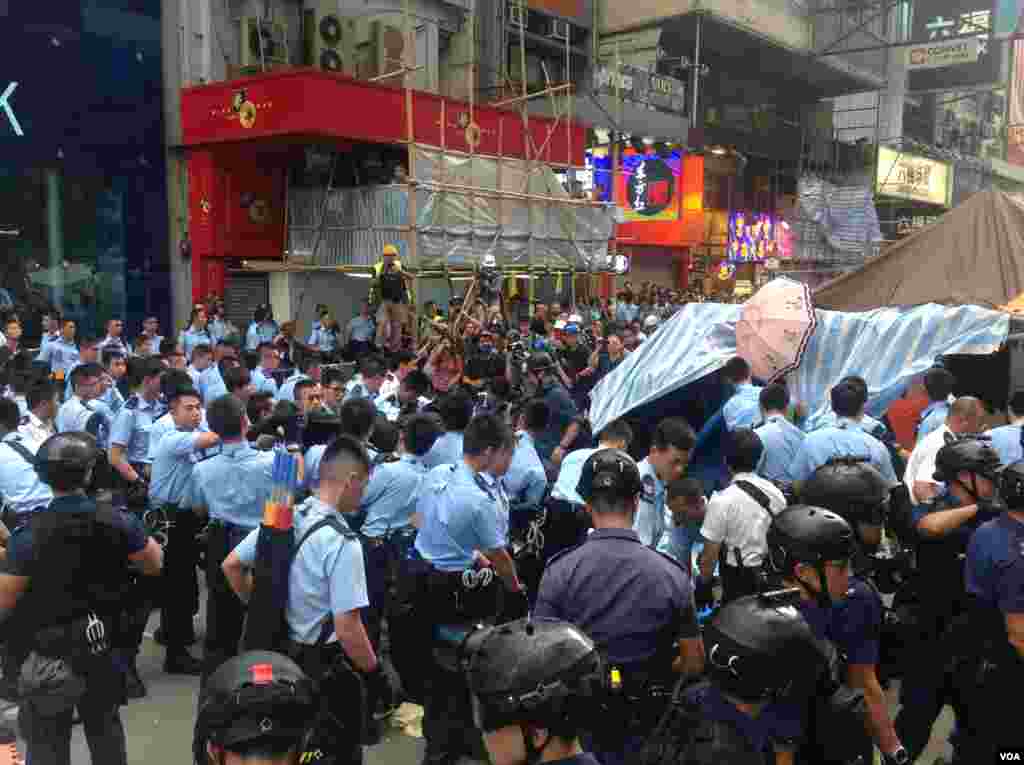香港警方星期三上午展開強行清場行動(美國之音海彥拍攝)。