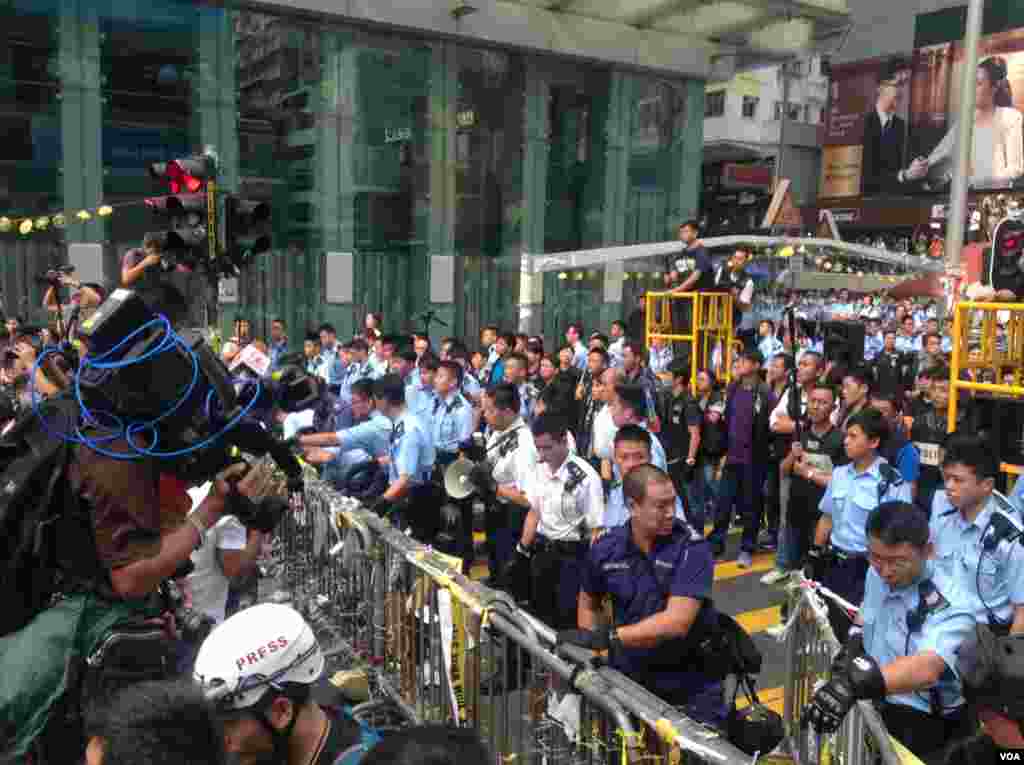 香港警方星期三上午展開強行清場行動(美國之音海彥拍攝)。