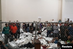 Hombres adultos solteros detenidos en una estación de la Patrulla Fronteriza en McAllen, Texas, EE.UU. 12 de julio de 2019. . REUTERS / Veronica G. Cardenas -