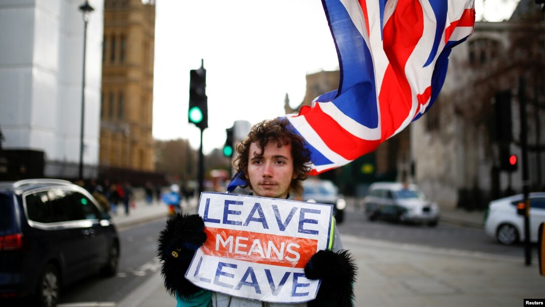 Pristalica Bregzita stoji ispred Doma parlamenta u Londonu, Velika Britanija, 7. februara 2019.