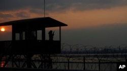 한국 군이 북한과 접경 지역에서 야간 경계 근무를 서고 있다. (자료사진)