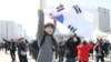 韩国民众对韩国宪法法院3月10日罢免总统朴槿惠的裁决作出反应。