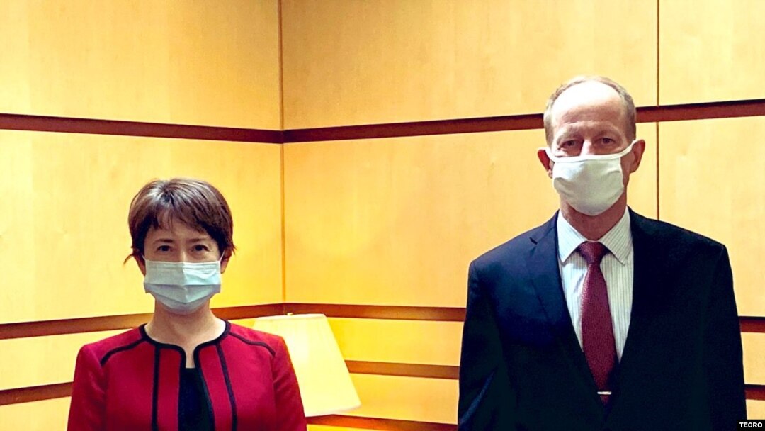 台灣駐美代表蕭美琴（左)2020年7月27日在國務院拜會亞太助卿史達偉(台灣駐美代表處推特)