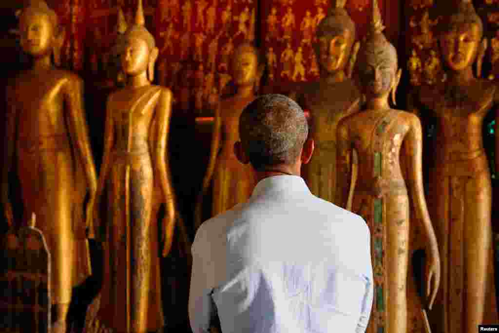 Presiden AS Barack Obama mengunjungi Kuil Wat Xieng Thong Buddhist di Luang Prabang, Laos (7/9). (Reuters/Jonathan Ernst)