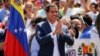 El presidente encargado de Venezuela Juan Guaidó saluda a partidarios a su llegada a una de las manifestaciones convocadas por él contra el gobierno del presidente en disputa Nicolás Maduro el 2 de febrero de 2019 en Caracas, Venezuela.